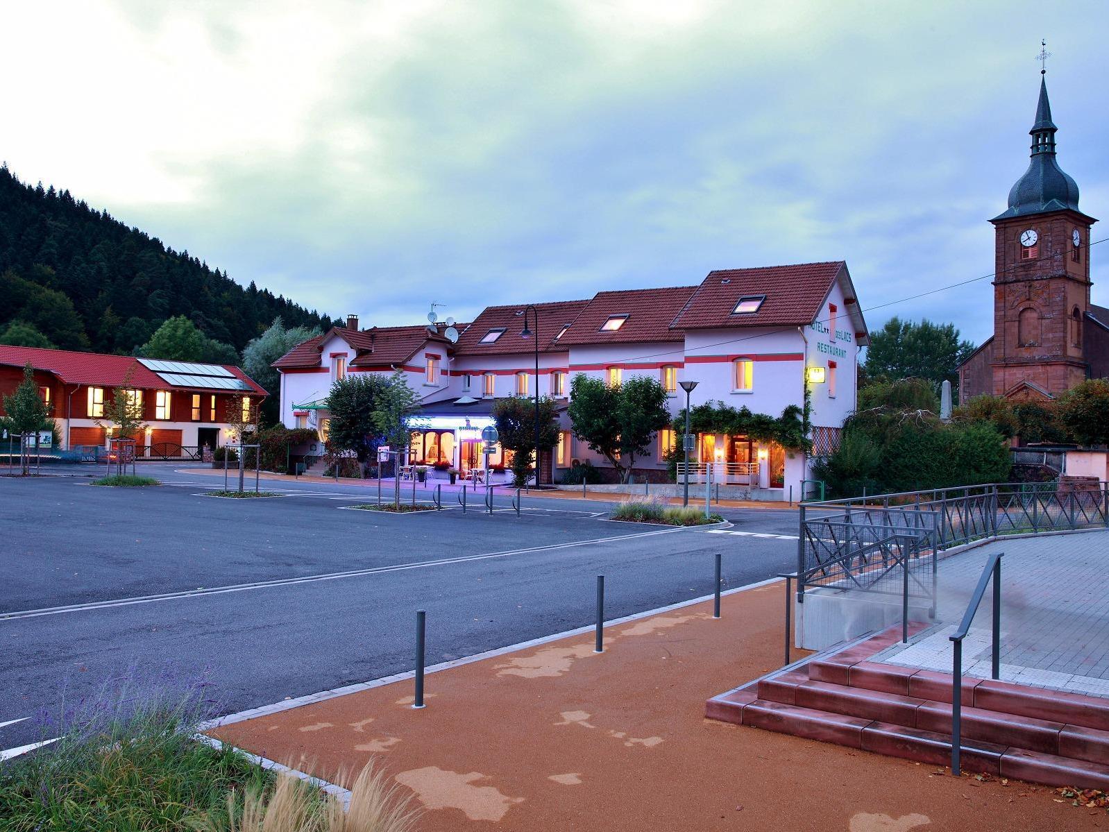 Logis Hotel des Lacs Celles-sur-Plaine Buitenkant foto