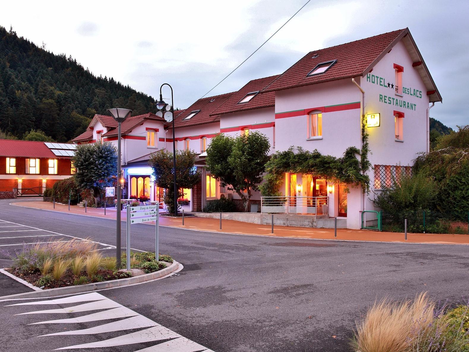 Logis Hotel des Lacs Celles-sur-Plaine Buitenkant foto